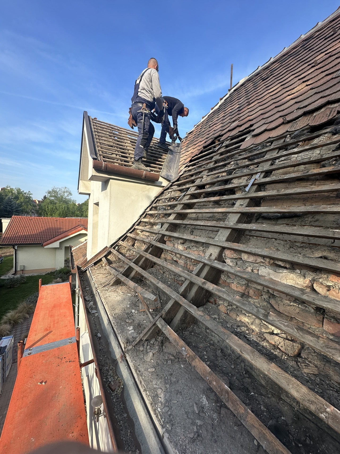 Rekonštrukcia strechy – strechári Darfáš pri výmene latovania a krytiny.