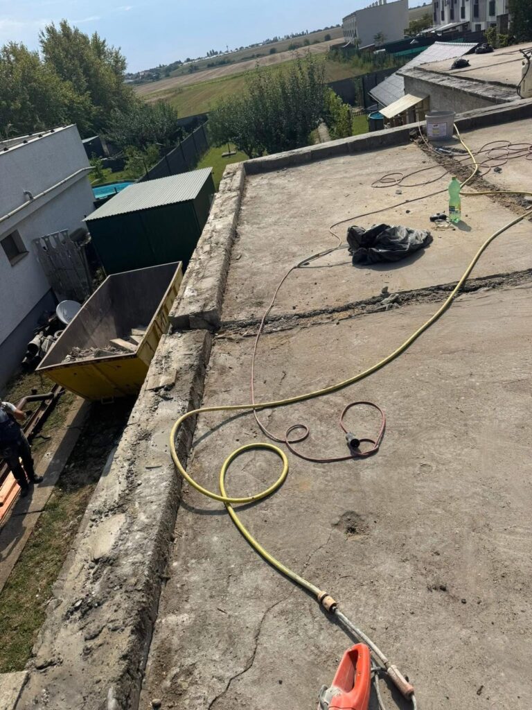 Detail strešnej konštrukcie počas rekonštrukčných prác