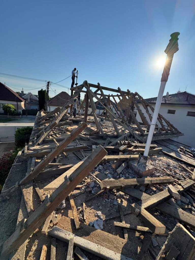 Demontáž pôvodnej strešnej konštrukcie počas rekonštrukcie