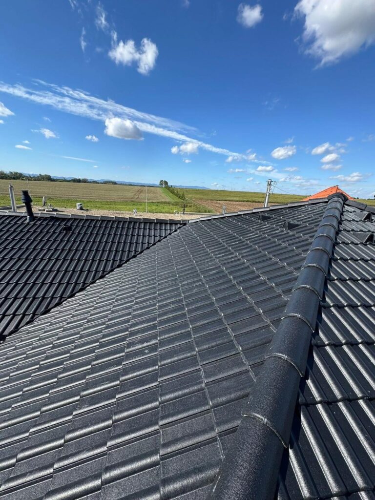 Detail novej strešnej krytiny na valbovej streche rodinného domu v Opoji