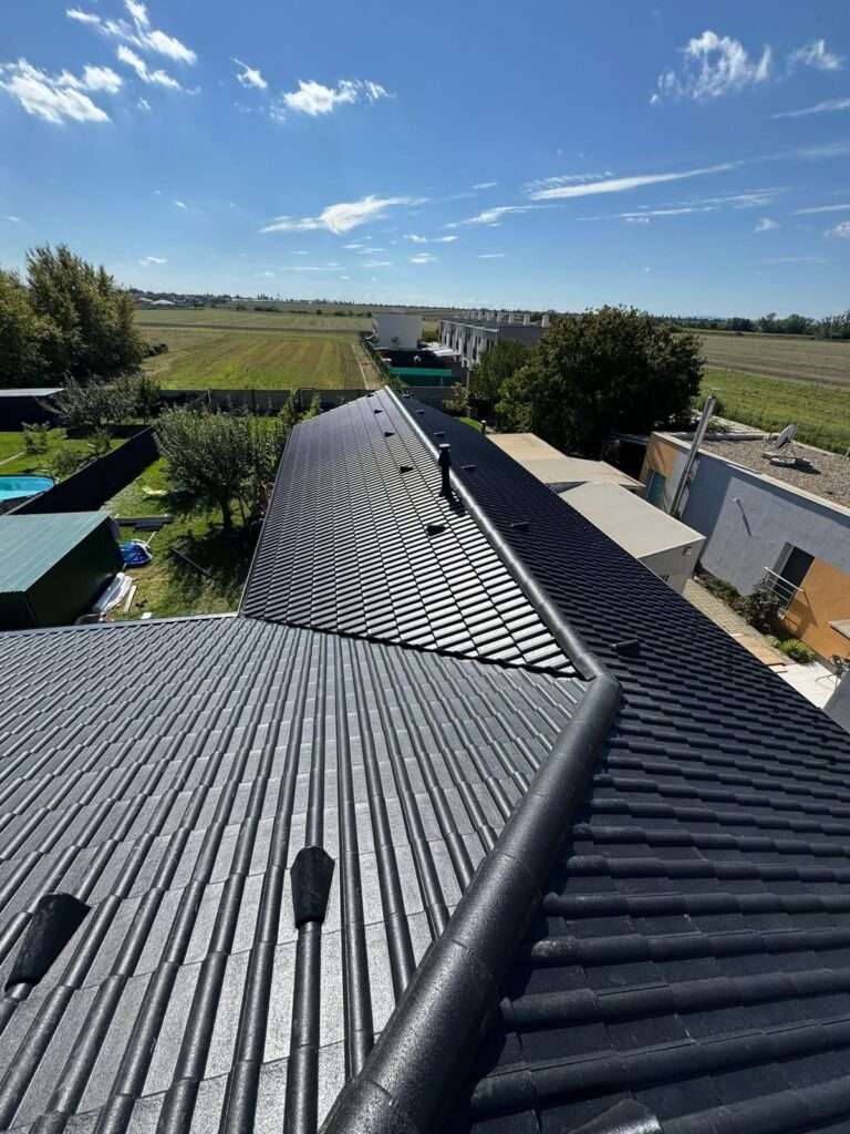 Detail novej valbovej strechy po dokončení rekonštrukcie