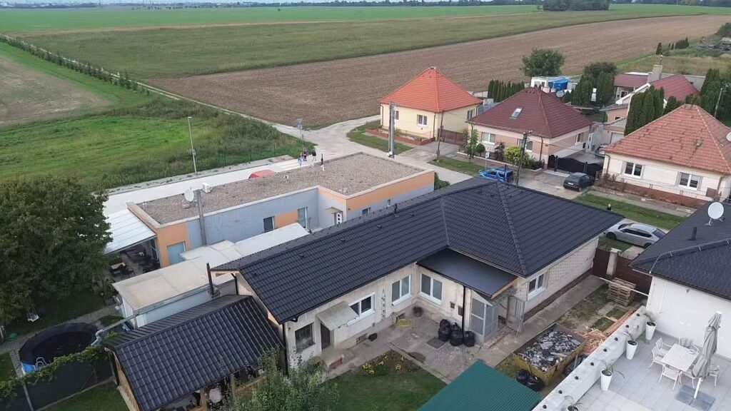 Hotová rekonštrukcia valbovej strechy v Opoji – letecký pohľad