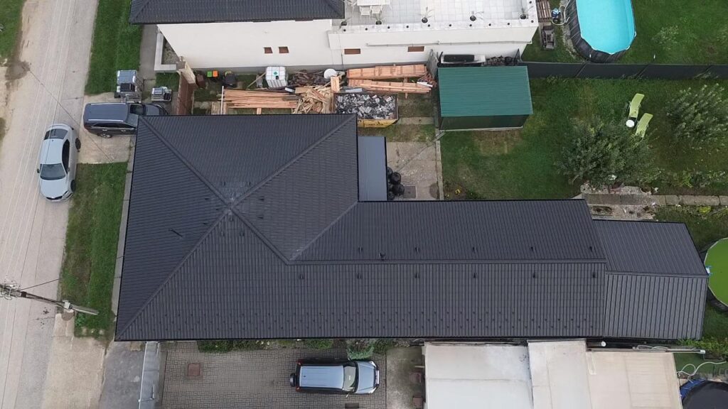 Zrekonštruovaná valbová strecha rodinného domu v Opoji – pohľad z dronu