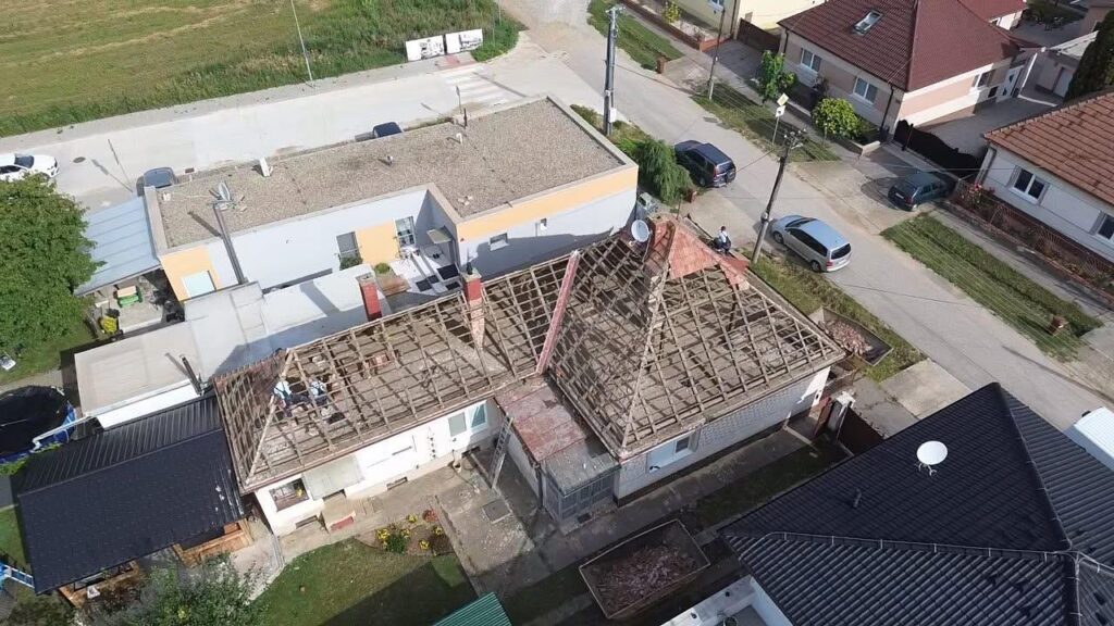 Priebeh rekonštrukcie valbovej strechy rodinného domu v Opoji z dronu