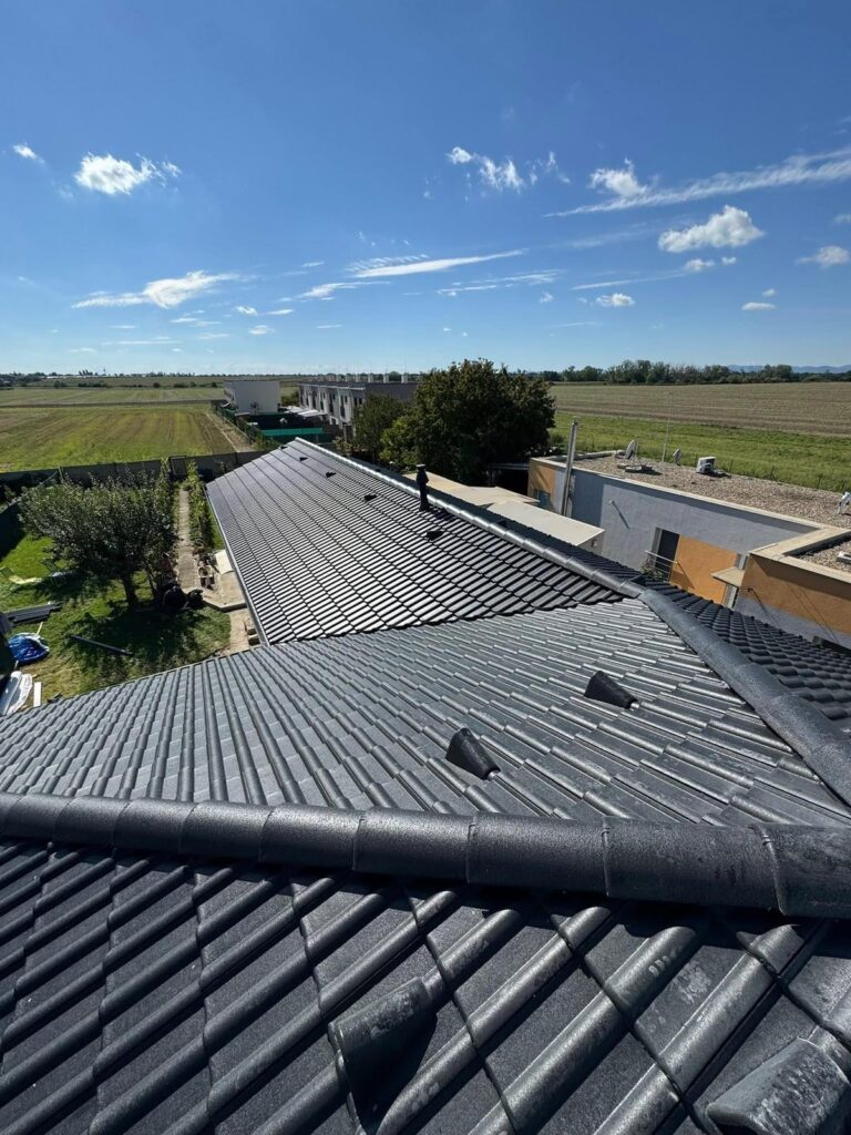 Pohľad po valbovej streche počas rekonštrukcie v Opoji