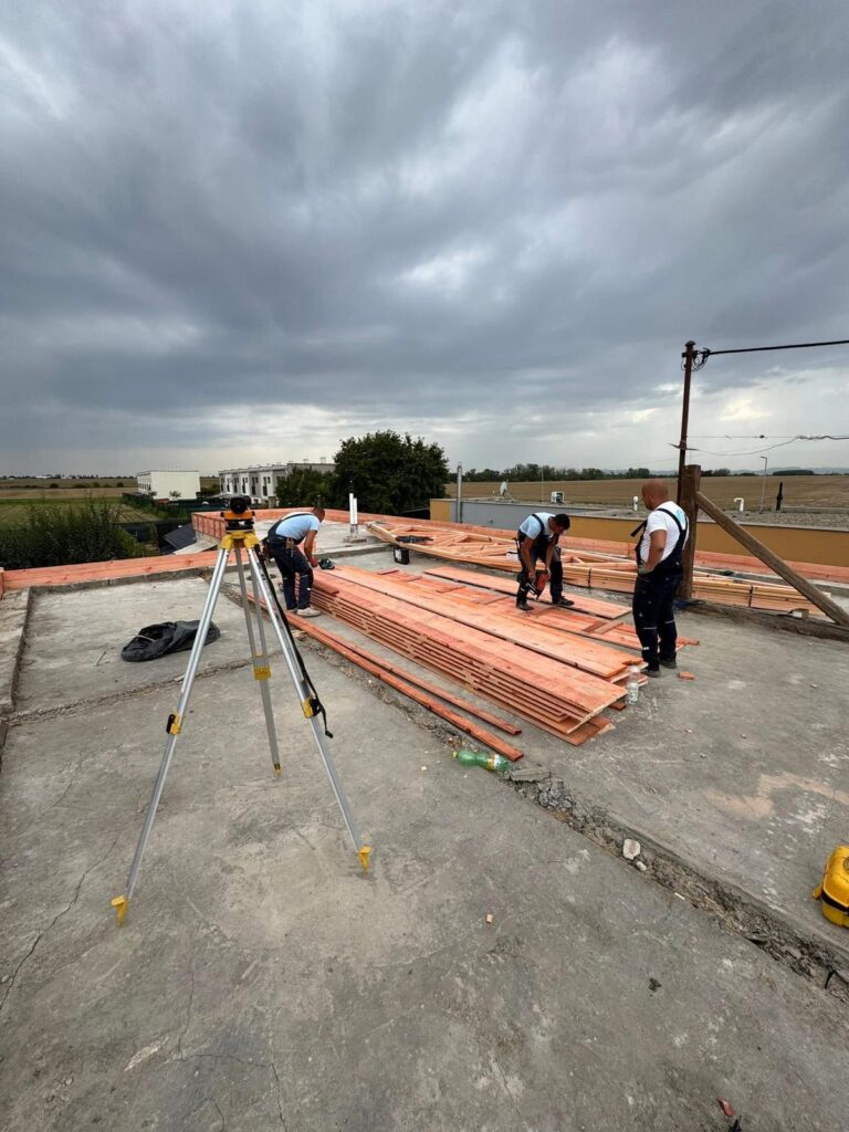 Práce na streche počas rekonštrukcie rodinného domu v Opoji
