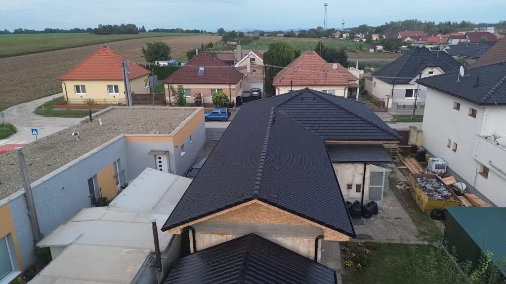 Rodinný dom v Opoji so zrekonštruovanou valbovou strechou