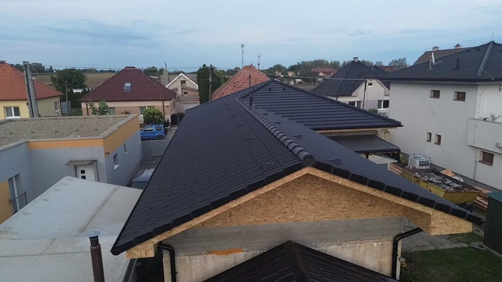 Bočný pohľad na valbovú strechu rodinného domu po rekonštrukcii