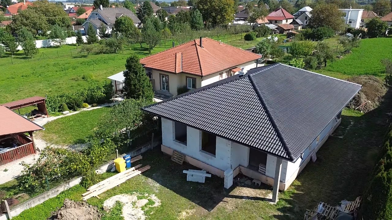 Nová škridlová strecha na rodinnom dome – realizácia strechárov Darfáš s 12-ročnou praxou.