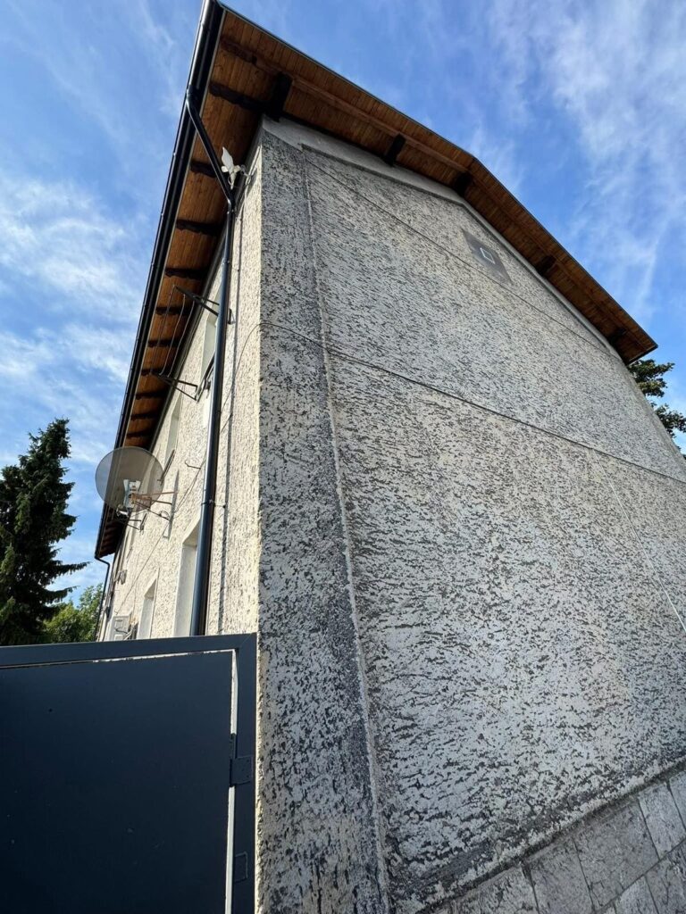 Bočný pohľad na bytový dom počas rekonštrukcie strechy