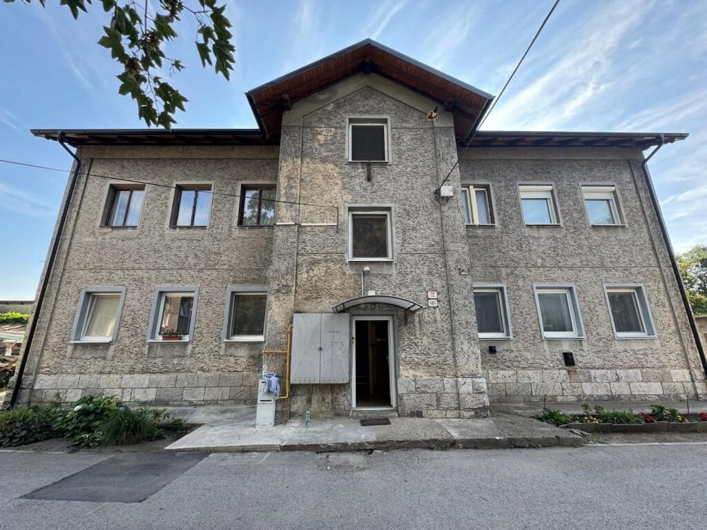 Čelný pohľad na bytový dom v Leopoldove