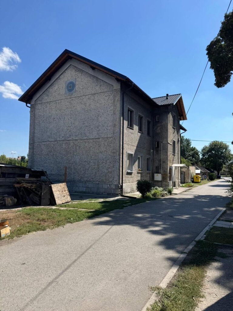 Exteriér bytového domu počas realizácie strechy