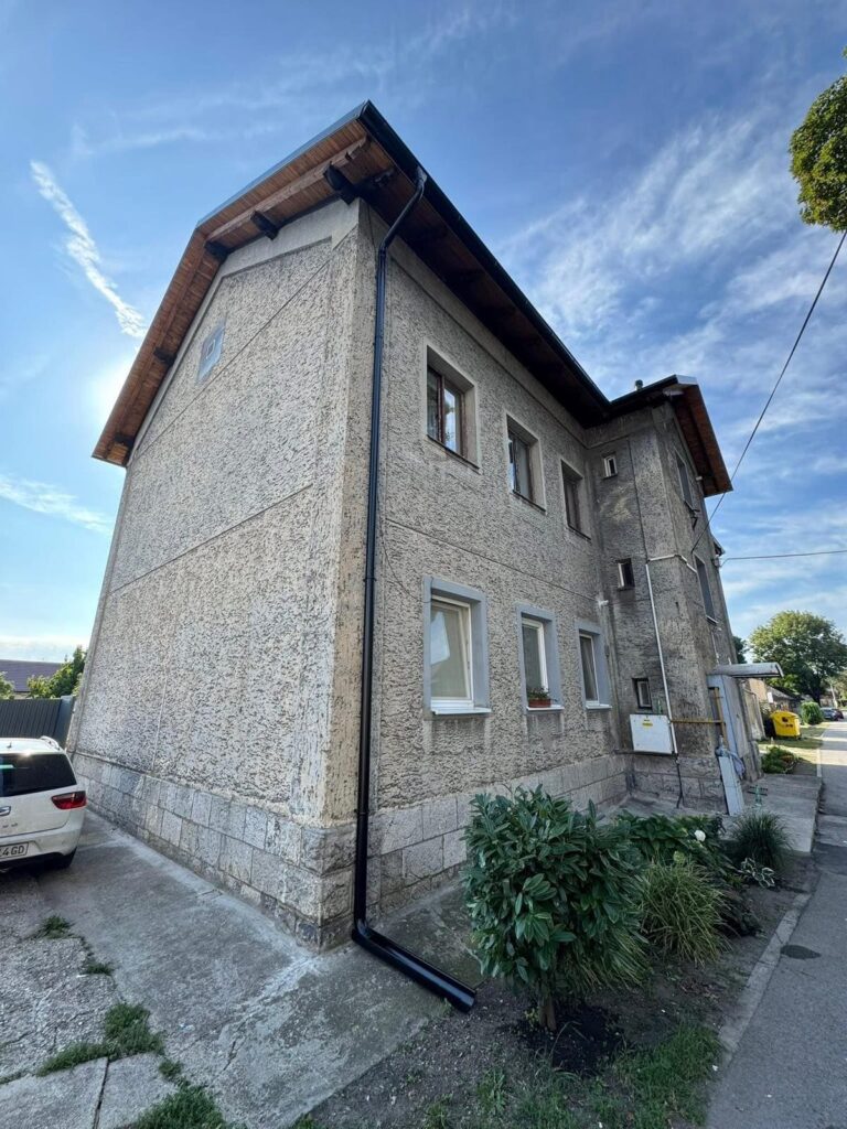 Bytový dom v Leopoldove pred rekonštrukciou strechy