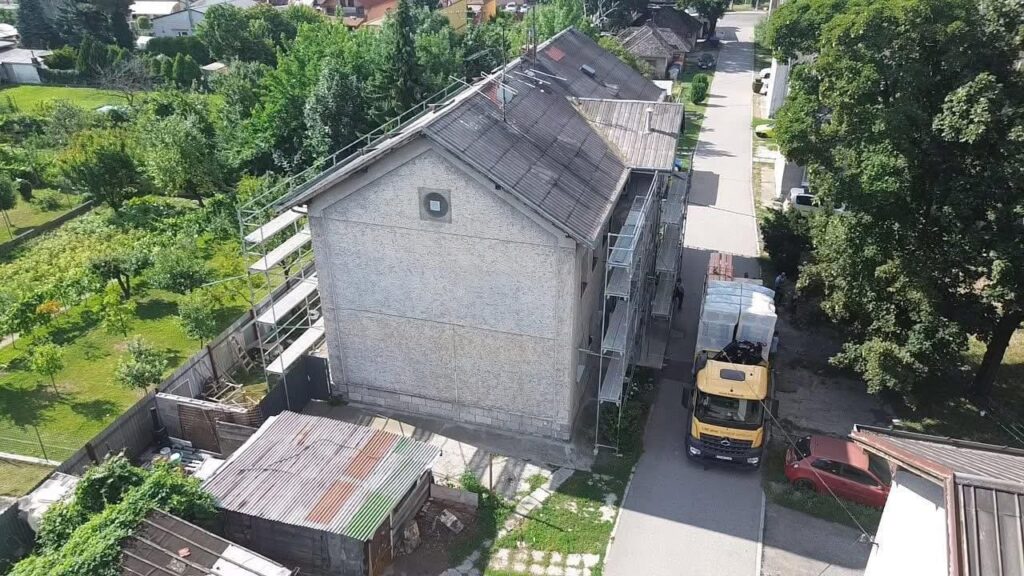 Bytový dom v Leopoldove pred rekonštrukciou strechy