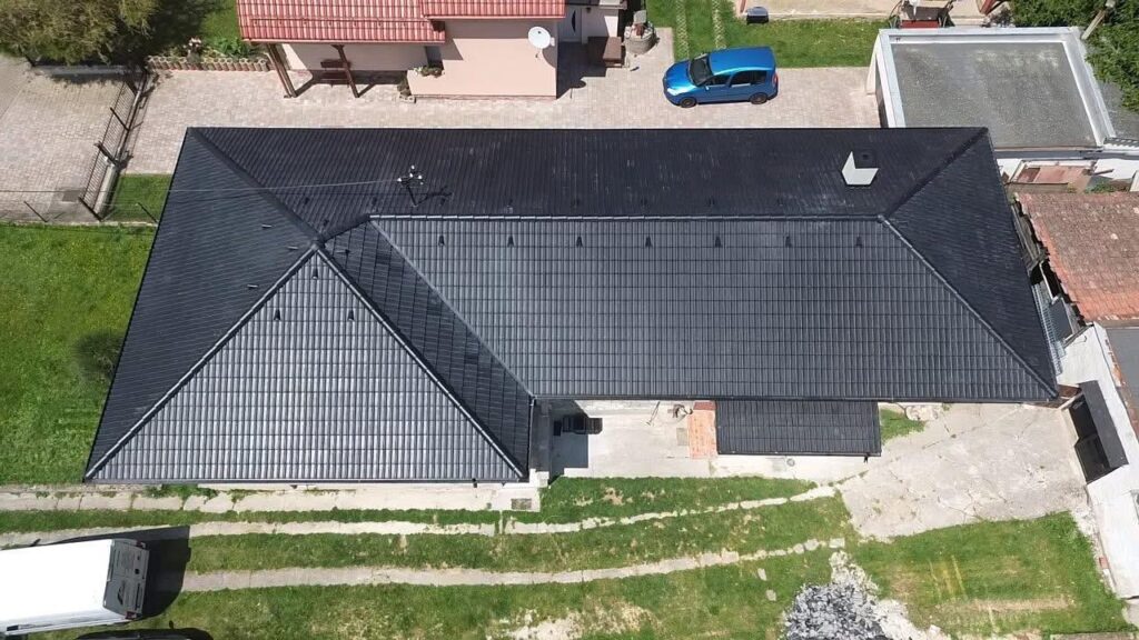 Detail priebehu demontáže strešnej krytiny a konštrukcie