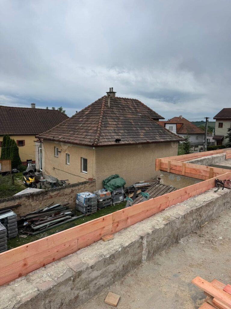 Detail muriva a vencov po demontáži valbovej strechy