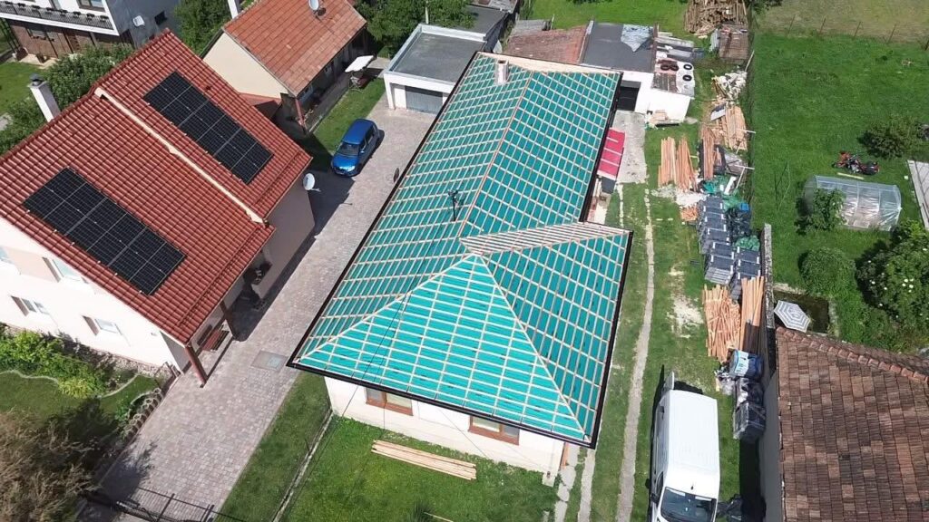 Odkrytý krov rodinného domu počas demontáže strechy – dron