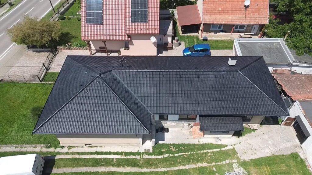 Demontáž valbovej strechy dokončená – pohľad z dronu