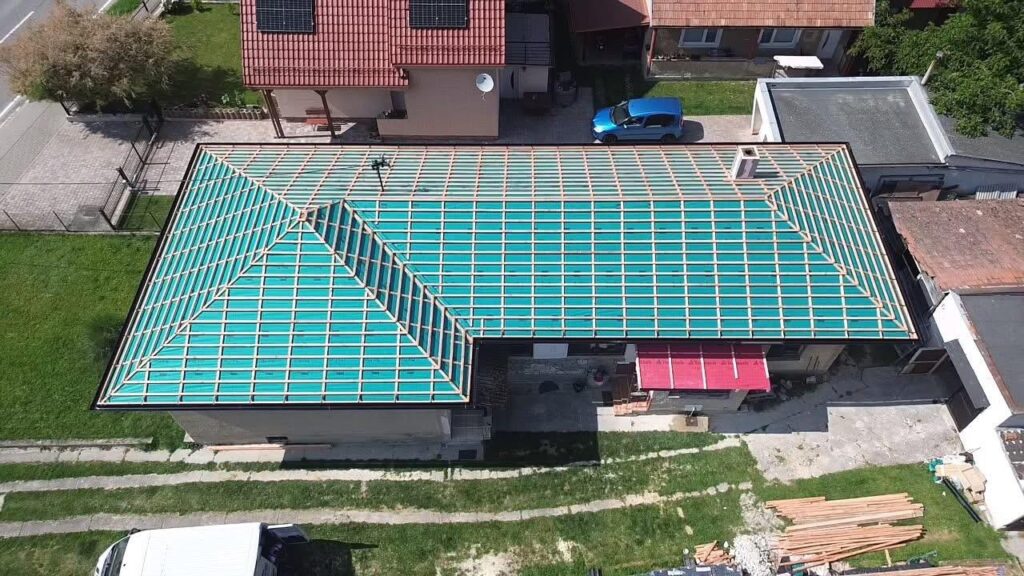 Demontáž valbovej strechy – odkrytý krov rodinného domu v Dolných Našticiach