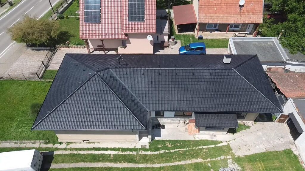 Valbová strecha rodinného domu po čiastočnej demontáži – letecký pohľad
