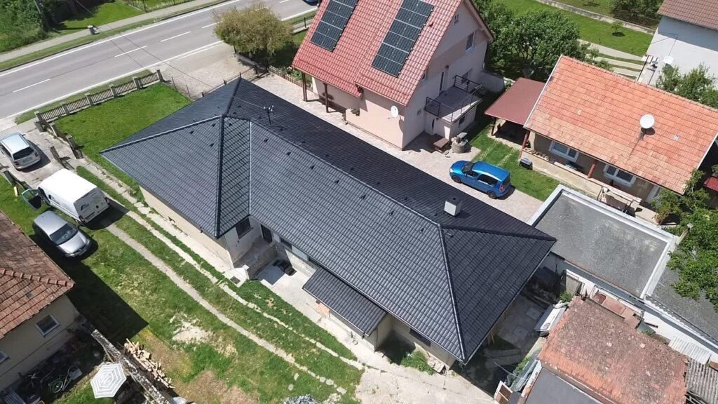 Priebeh demontáže valbovej strechy na rodinnom dome v Dolných Našticiach