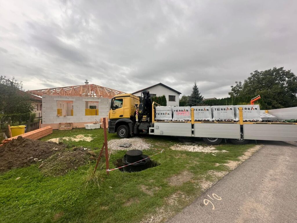 Doprava väzníkového krovu na stavbu rodinného domu v Dvoranoch nad Nitrou