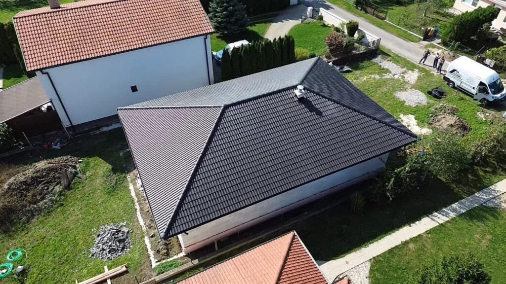 Rodinný dom so strechou po montáži väzníkového krovu – bočný pohľad z dronu