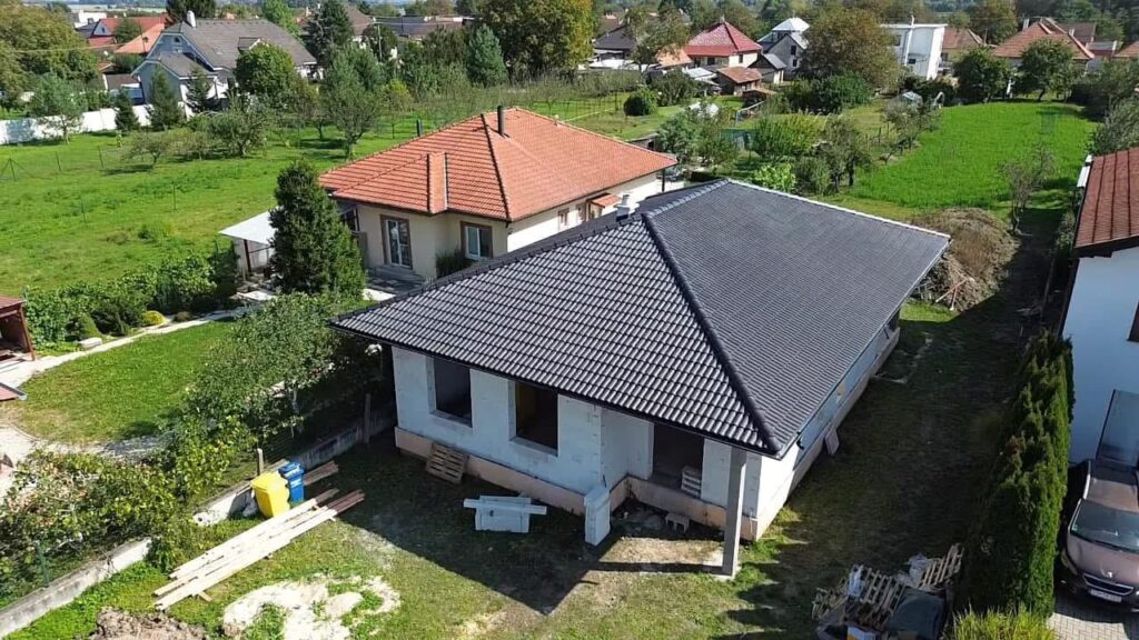 Celkový pohľad na rodinný dom po montáži väzníkového krovu