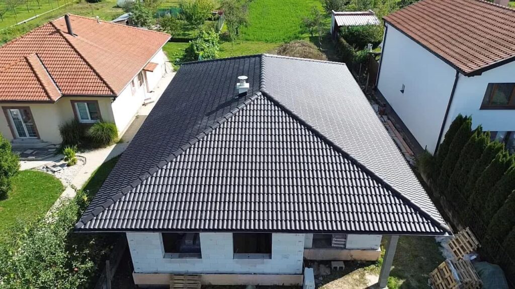 Detail hotovej strechy po montáži väzníkového krovu