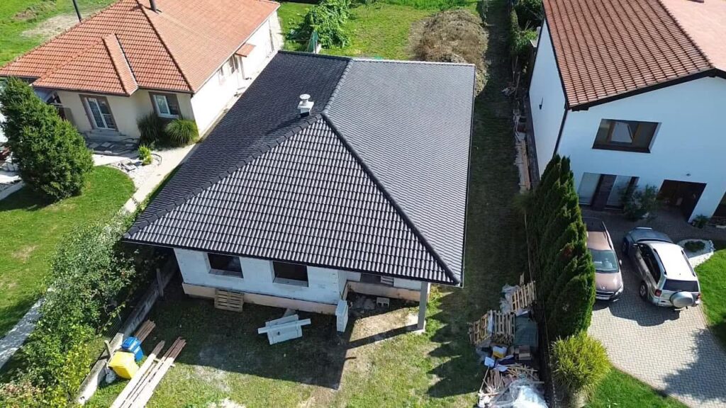 Rodinný dom v Dvoranoch nad Nitrou so zrealizovaným väzníkovým krovom – pohľad z dronu