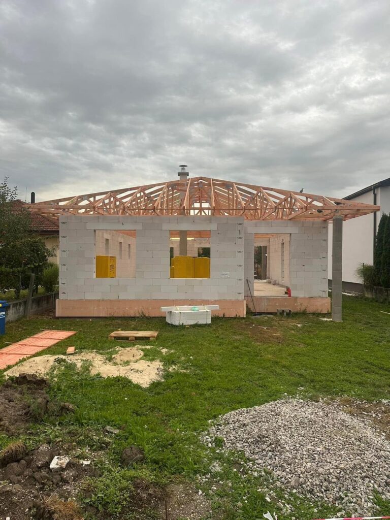 Väzníkový krov rodinného domu počas montáže – odkrytá konštrukcia