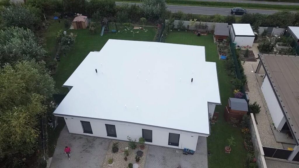 Rodinný dom s novou plochou strechou v Chorvátskom Grobe