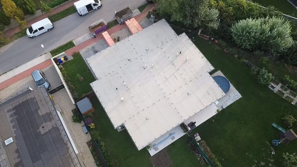 Finálny stav plochej strechy po rekonštrukcii – dron