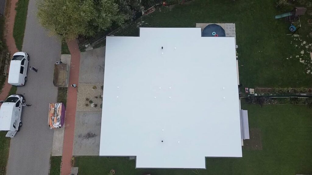 Pohľad zhora na hotovú plochú strechu novostavby