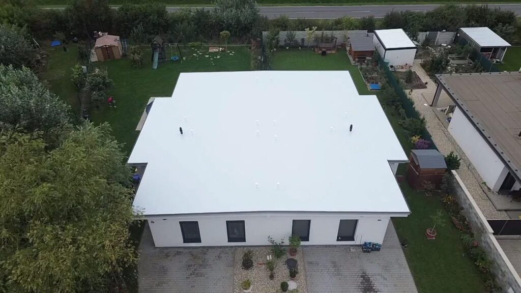 Celkový pohľad na dom a strechu v Chorvátskom Grobe