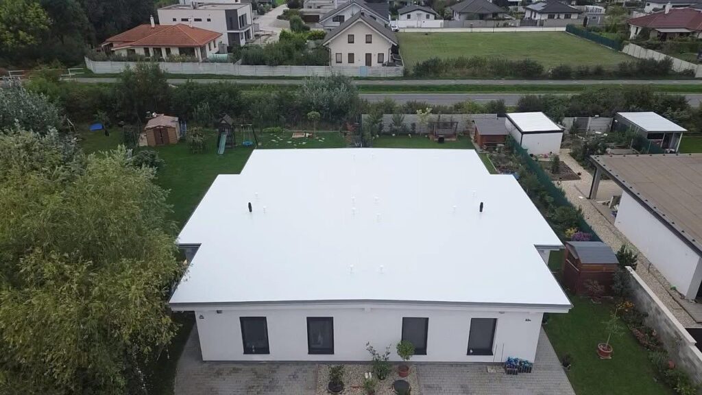 Hotová rovná plochá strecha novostavby v Chorvátskom Grobe – pohľad z dronu