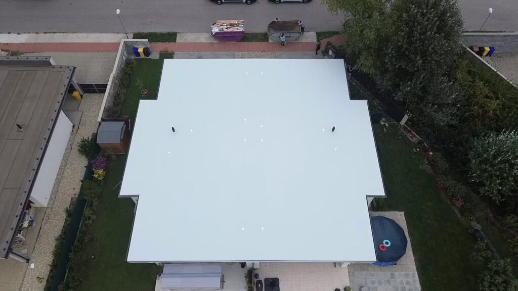 Zrekonštruovaná plochá strecha novostavby – finálny stav