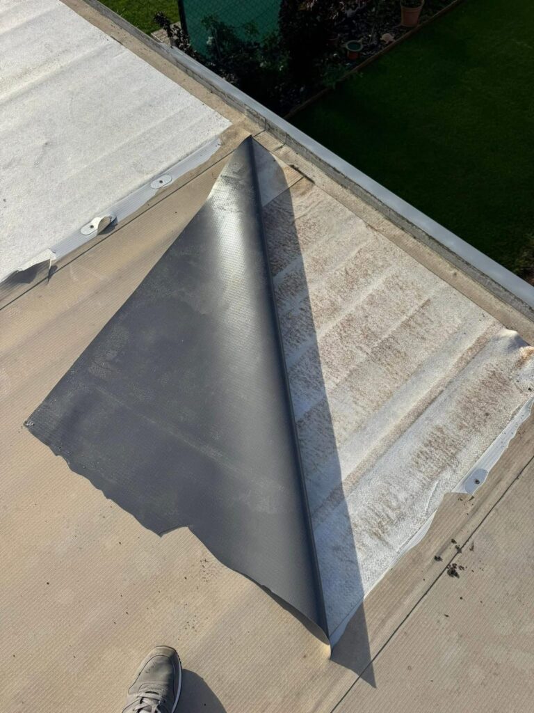 Detail atiky na plochej streche počas rekonštrukcie