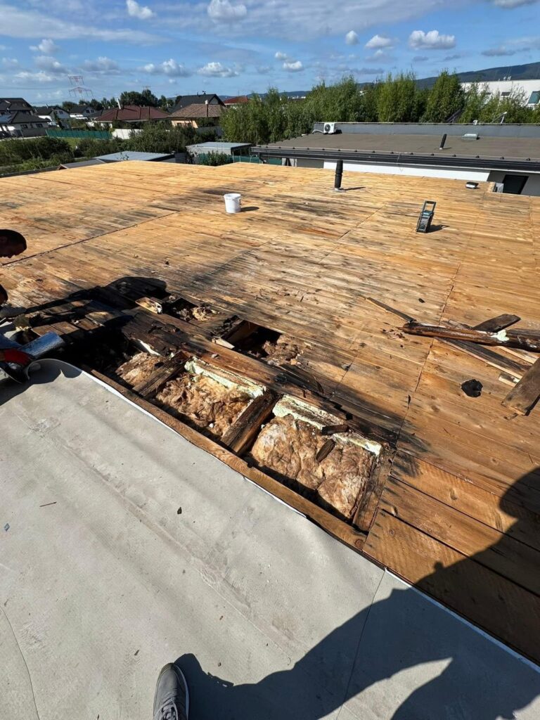 Detail poškodenia pôvodnej konštrukcie plochej strechy