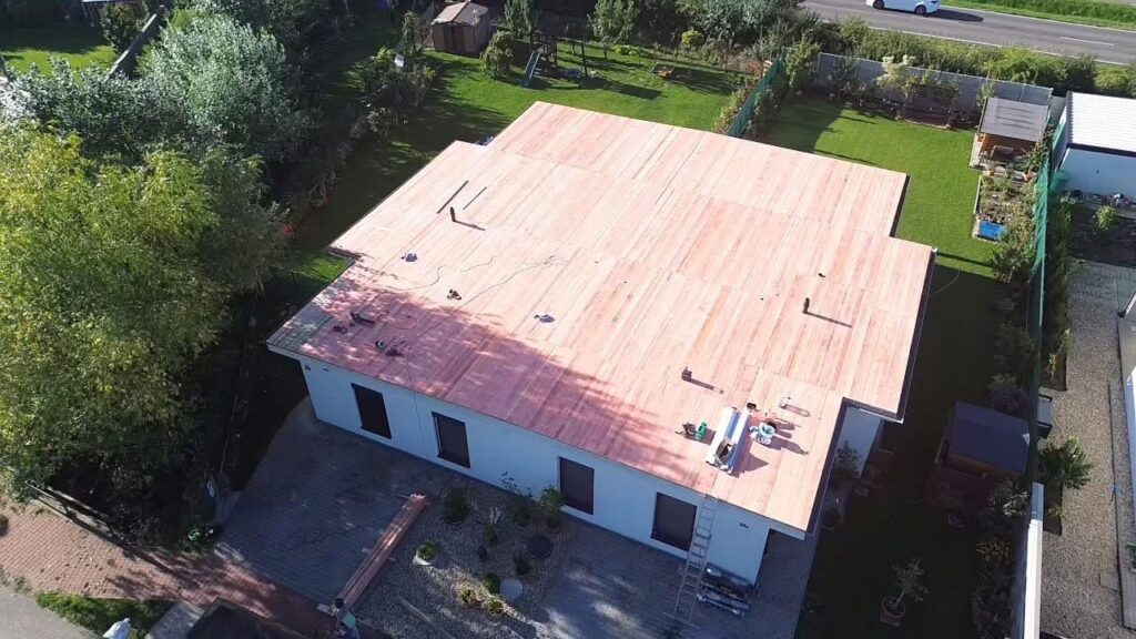 Práce na plochej streche novostavby – letecký pohľad