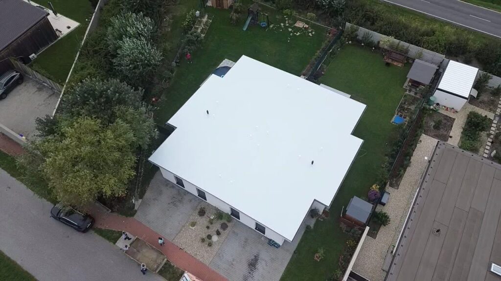 Pohľad z výšky na plochú strechu počas realizácie