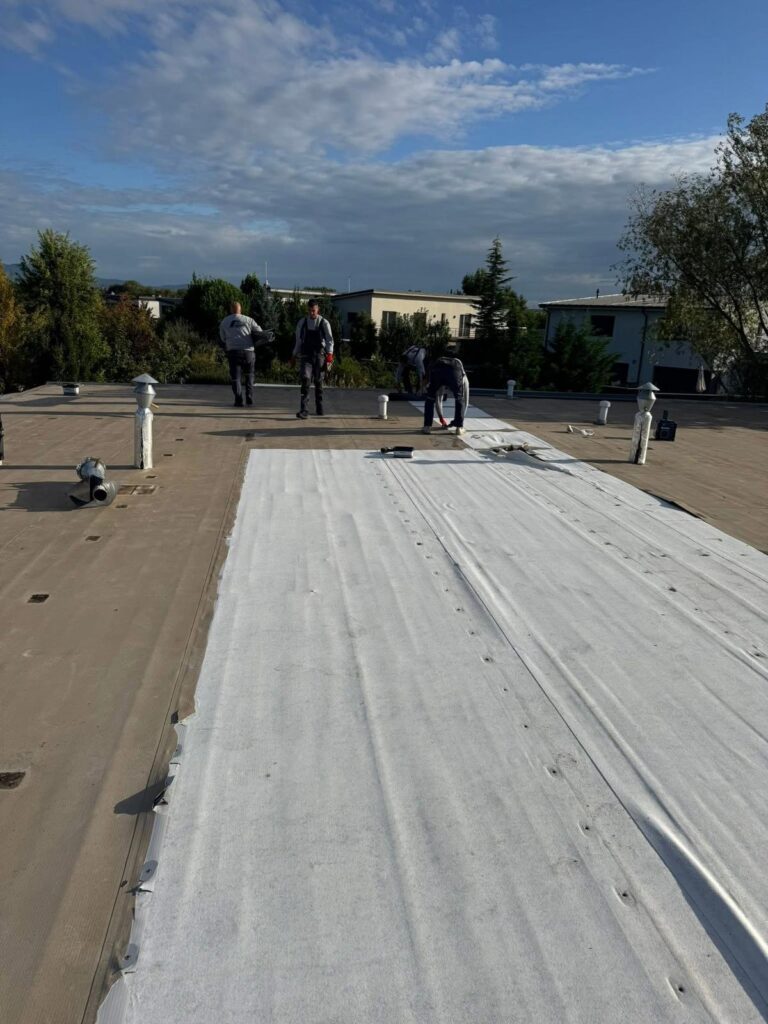 Nová hydroizolácia na plochej streche počas realizácie