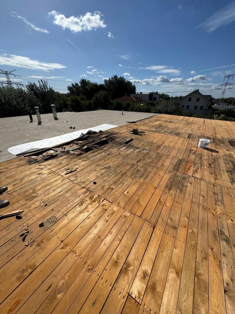 Odhalená drevená konštrukcia plochej strechy počas rekonštrukcie