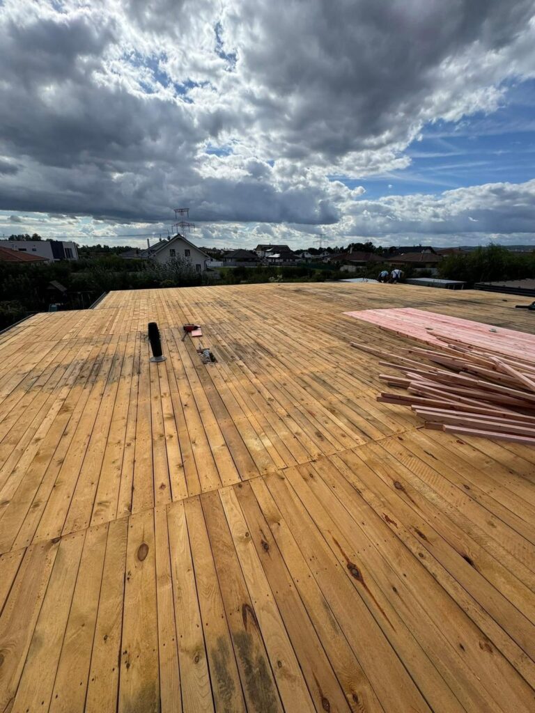 Pohľad na odkrytú plochú strechu počas rekonštrukcie