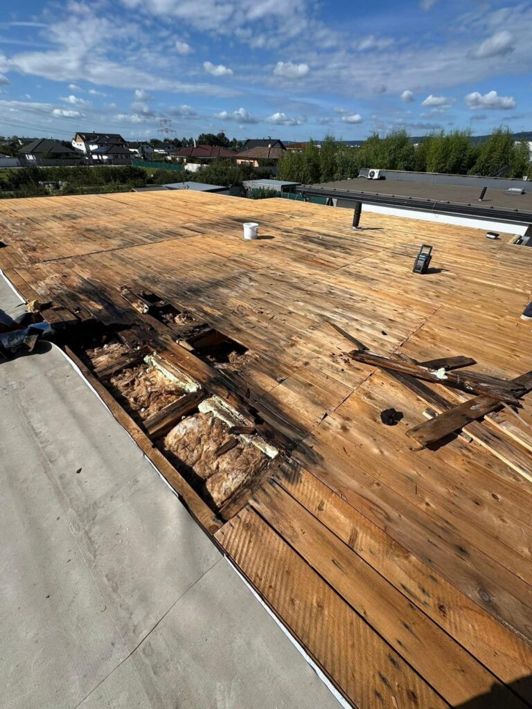 Odstraňovanie pôvodných vrstiev plochej strechy