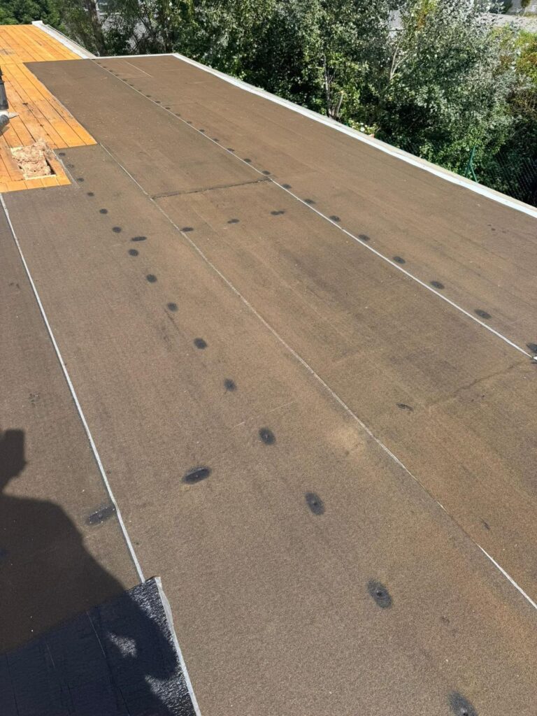 Detail povrchu plochej strechy počas rekonštrukčných prác