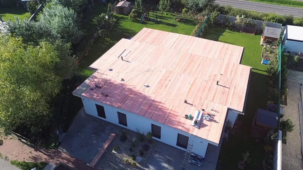 Priebeh rekonštrukcie plochej strechy – pohľad z dronu