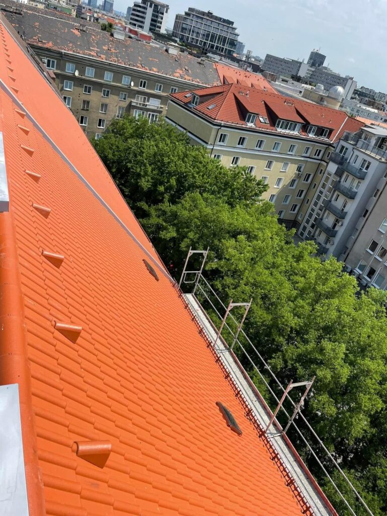 Celkový pohľad na zrekonštruovanú sedlovú strechu bytového domu