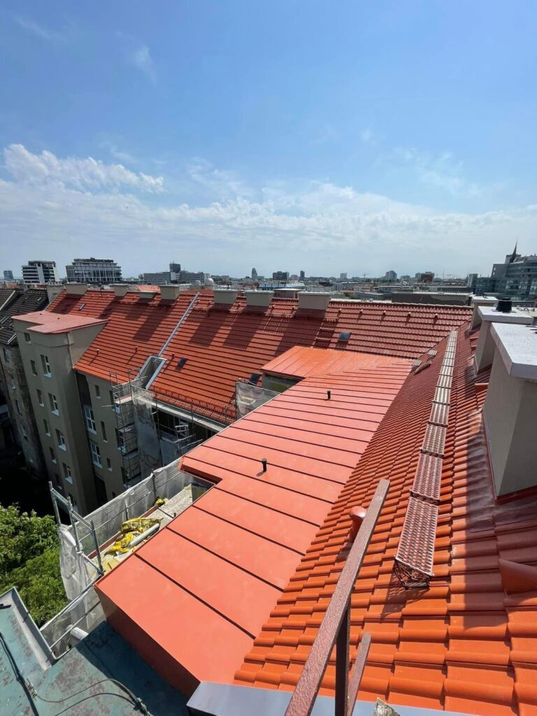 Sedlová strecha bytového domu v Bratislave po dokončení rekonštrukcie