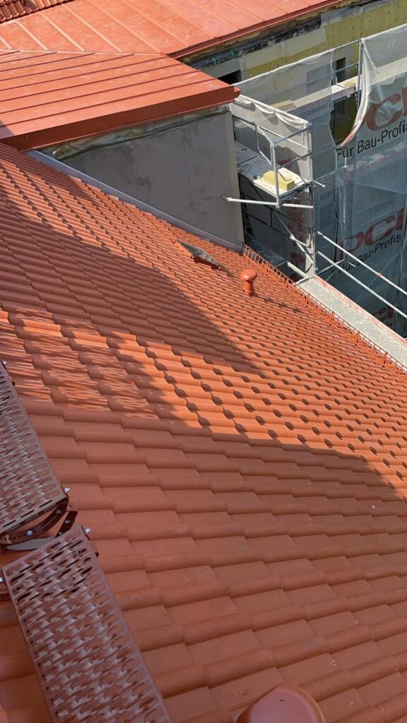 Detail napojenia strešnej krytiny počas rekonštrukcie v Bratislave